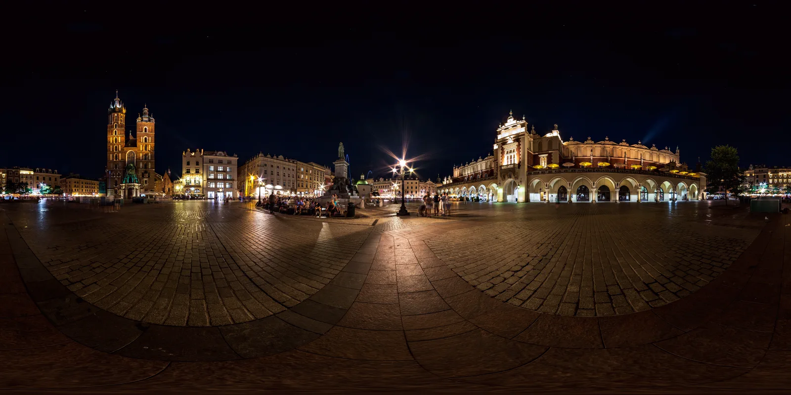 Nocna panorama Rynku Głównego w Krakowie.