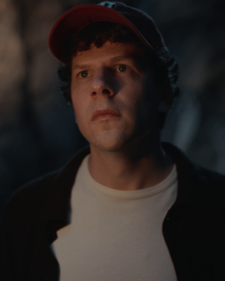 Jesse Eisenberg mit roter Mütze im Krakauer Kampagnenspot.