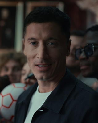 Robert Lewandowski inmitten des Publikums im Krakauer Kampagnenspot.