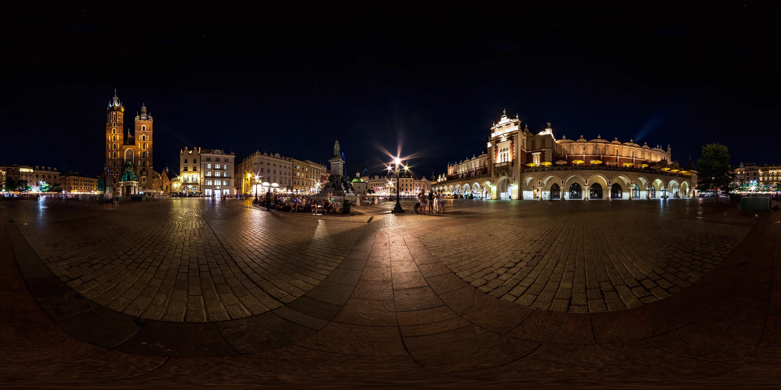 Nocna panorama Rynku Głównego w Krakowie, stolicy Małopolski.