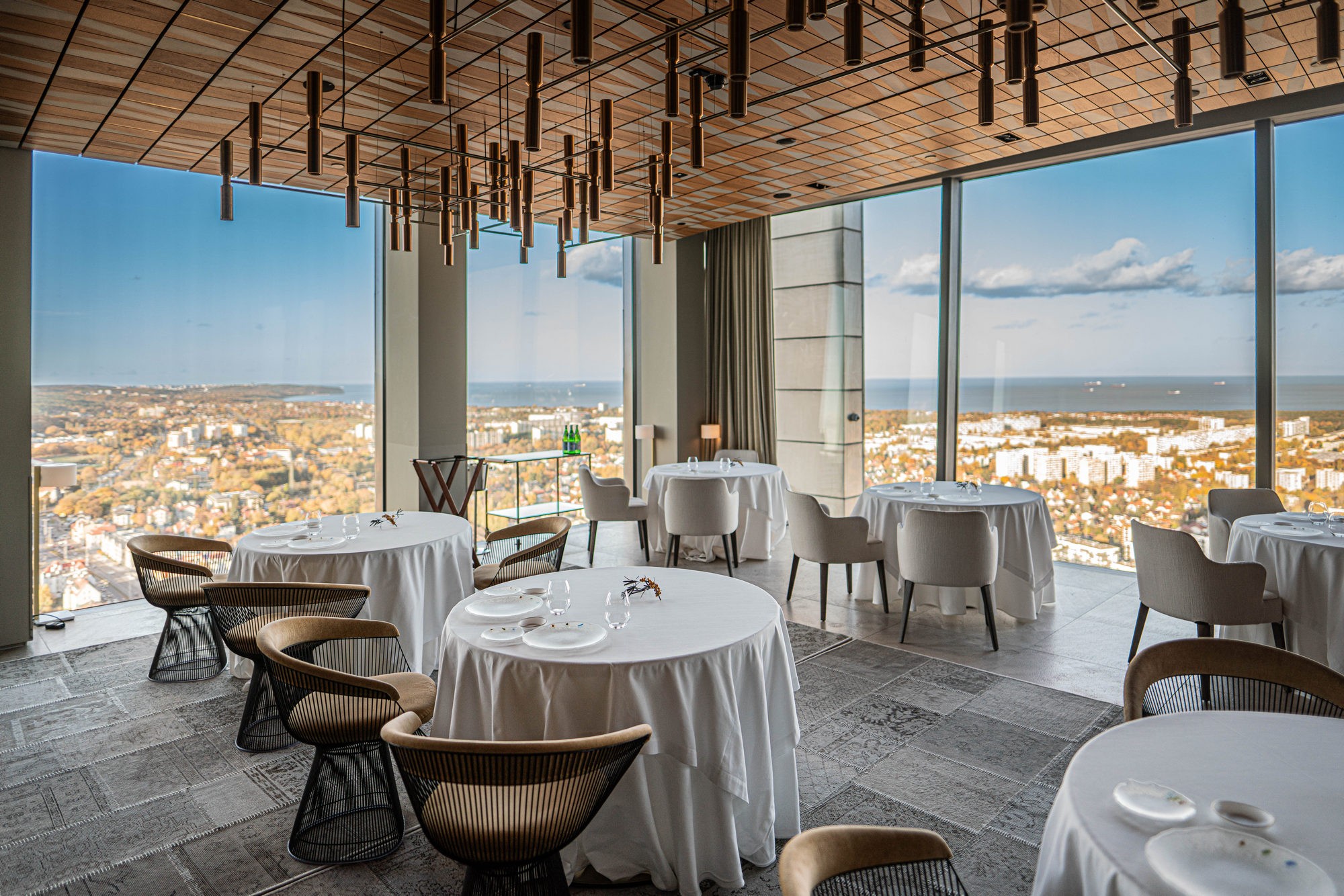 Wnętrze restauracji z widokiem na Gdańsk i Zatokę Gdańską.