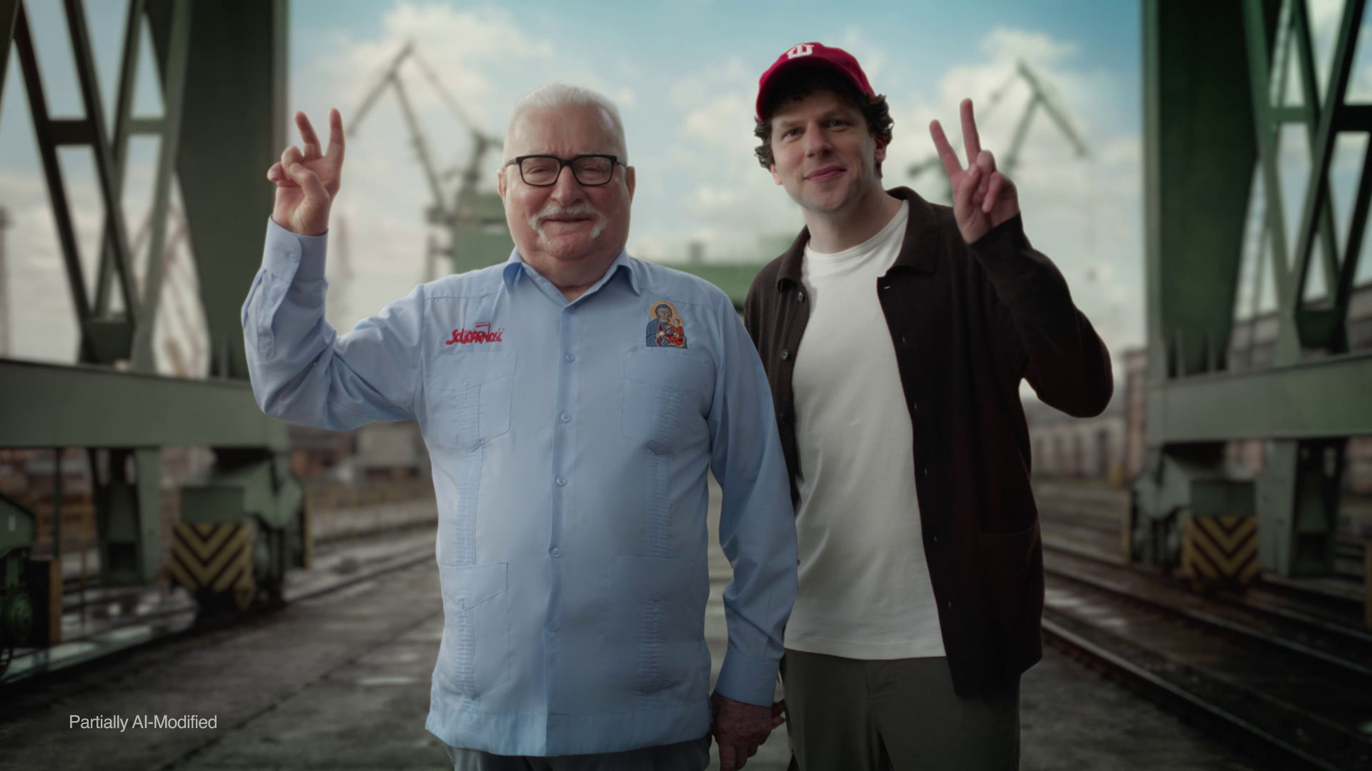 Lech Wałęsa und Jesse Eisenberg auf dem Gelände der Danziger Werft.