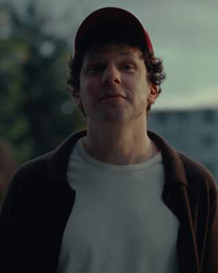 Jesse Eisenberg w warszawskim spocie kampanii.