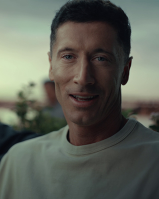 Robert Lewandowski na tle panoramy Warszawy.